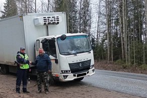 Разом лопнули сразу несколько колес: автоинспекторы помогли водителю большегруза, который застрял в глуши