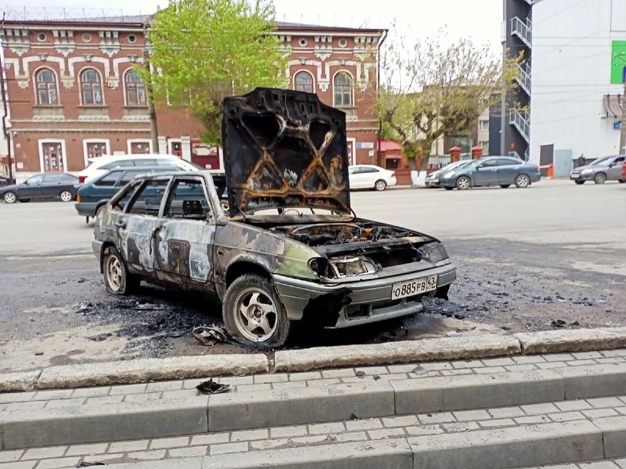 В Кирове дотла сгорел автомобиль