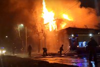 В историческом центре Кирова сгорел дом. МЧС выясняет причины