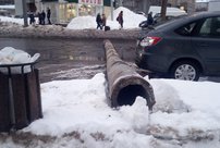 Бампер всмятку: иномарка в Кирове угодила в столб 