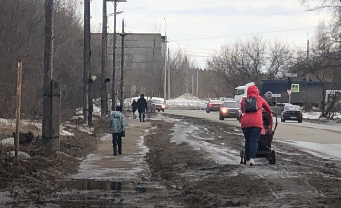 Хоть по воздуху летай»: от кировчан поступают жалобы на состояние тротуаров