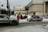 В Кирове на тротуар вылетела иномарка: пострадали пешеходы