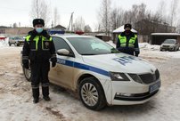 Автоинспекторы вызволили автоледи с ребёнком из снежного плена