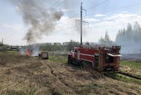 В Кирове рядом с жилыми домами горит трава