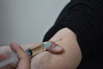 Глава кировской мэрии испытает на себе вакцину, которая должна снизить заболеваемость COVID-19