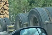 В Кировской области опрокинулся лесовоз: бревна разбросало по трассе