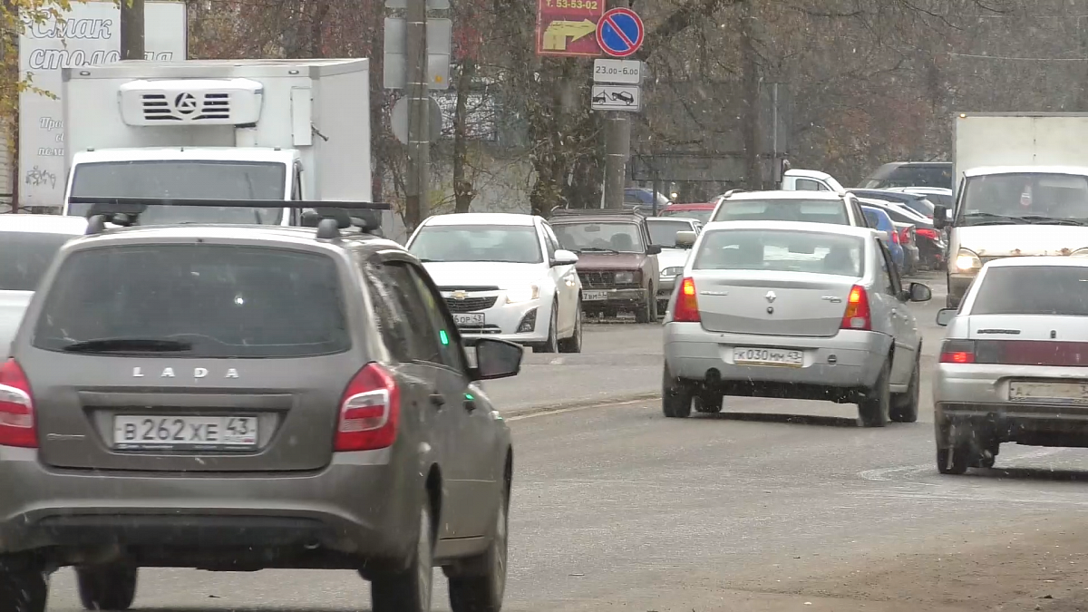 Дороги в Кирове начали посыпать реагентами