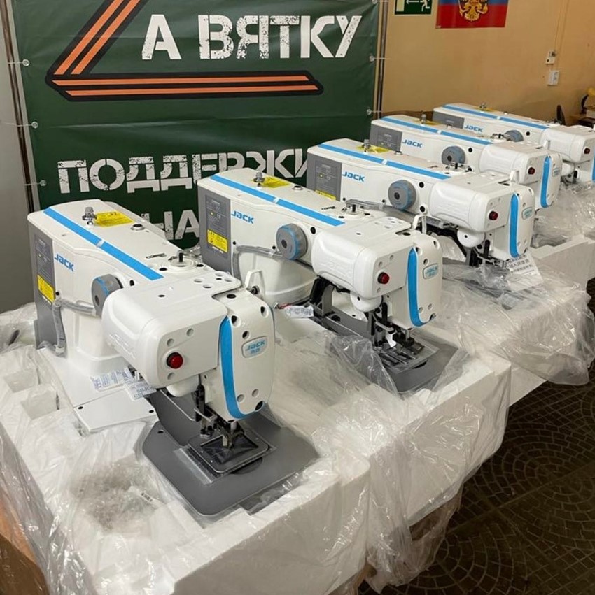Женам мобилизованных привезли швейные машинки, чтобы они могли шить для ...
