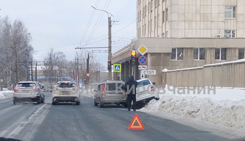 ДТП у завода «Лепсе»: легковушка заехала насугроб