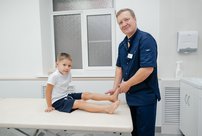 Полезно ли ходить босиком: кировский врач поделился лайфхаками для здоровья ног и спины