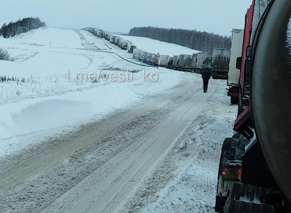 Дальнобойщики из Кирова застряли на трассе в Самарской области