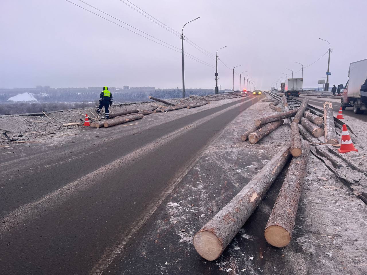 На иномарку в Кирове упали бревна с грузовика МАЗ