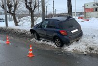 В Кирове иномарка с 5-летней пассажиркой врезалась в столб на улице Щорса