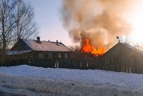 Огонь охватил дом за 10 минут: пожилая семья в Кировской области осталась без крыши над головой