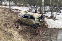 Автомобиль с 19-летним водителем в Кировской области съехал в кювет: три человека получили травмы