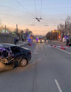 В центре Кирова после ДТП с легковушкой опрокинулась «Газель»