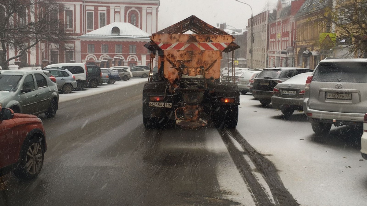 В Кирове начали обрабатывать дороги противогололедными материалами -  Новости Кирова и Кировской области