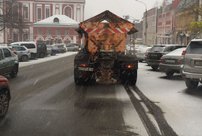 В Кирове начали обрабатывать дороги противогололедными материалами