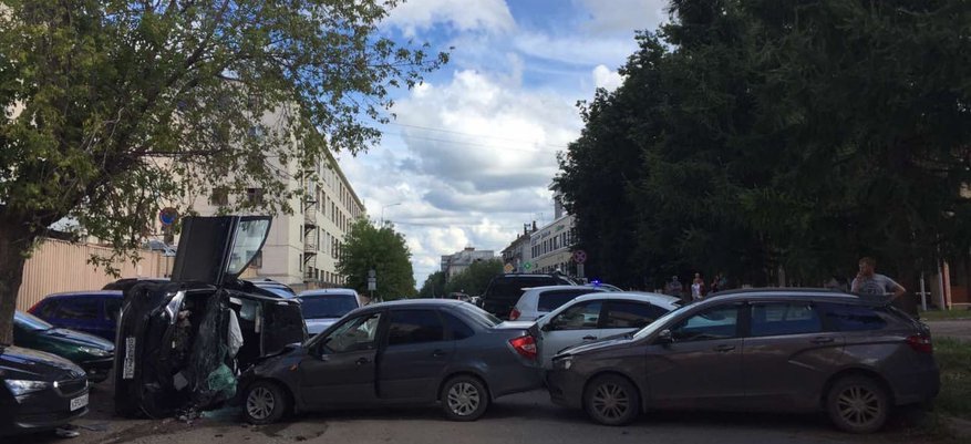 Кировчанка протаранила 5 автомобилей: пострадали три человека, в том числе один ребёнок