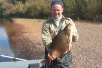 Кировский рыбак поймал огромного леща в реке Великой
