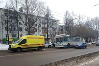 В Кирове водитель легковушки подрезал троллейбус: пострадал пассажир