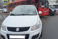 В центре Кирова автобус столкнулся с легковушкой: пострадали женщина и ребёнок