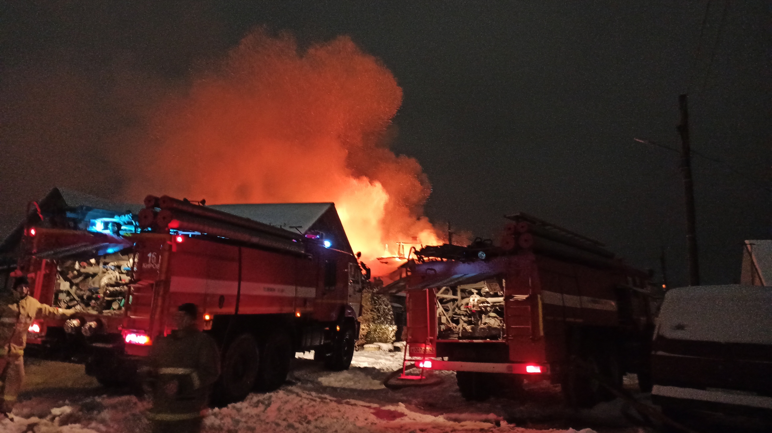 Страшный пожар в Чистых прудах: квартал окружили пожарные