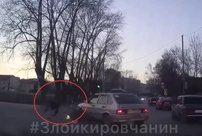 В Кирове произошло серьезное ДТП с мотоциклистом: видео