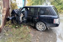 В Кирове Range Rover протаранил гараж: три человека пострадали