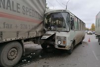 В Кирове автобус врезался в грузовик: есть пострадавшие пассажиры