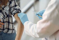 Медики рассказали, когда начнут вакцинировать подростков от коронавируса