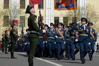 Парад, поздравления и возложение цветов: фоторепортаж с 9 мая