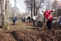 Глава города Кирова и депутаты вышли на субботник