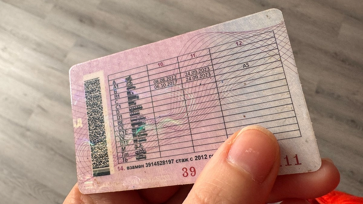 Водителей с многолетним стажем заставят пересдавать права в 2025 году: названы условия