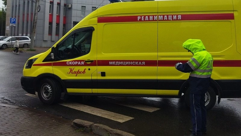 Кировчанину переломало ребра поехавшим автомобилем на стоянке