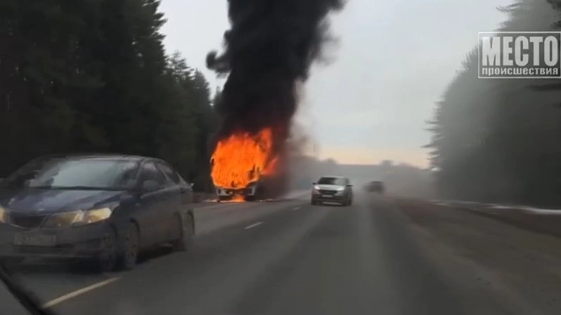 Водитель убежал из вспыхнувшего автобуса в Кирове