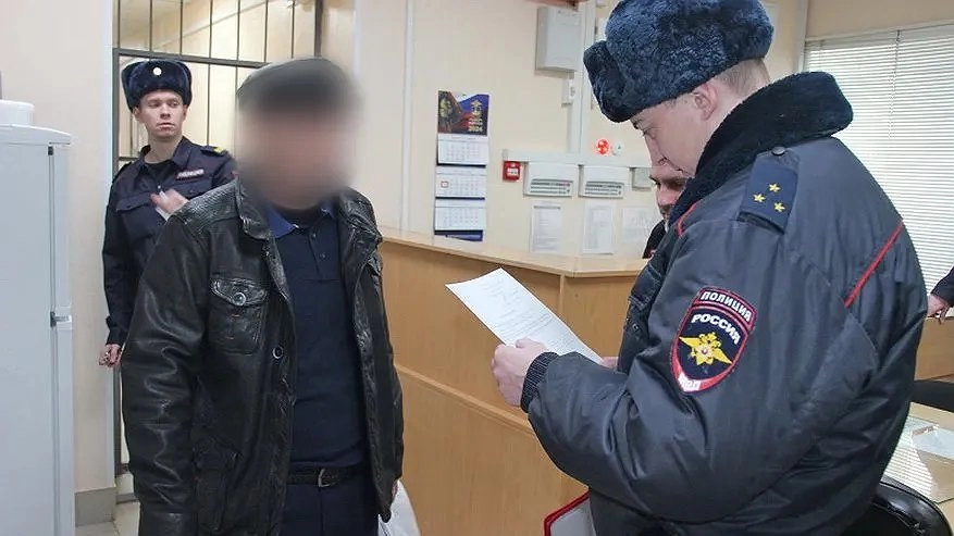 Полицейский получил травмы: Котельничском районе полицейские задержали 18-летнего бесправника