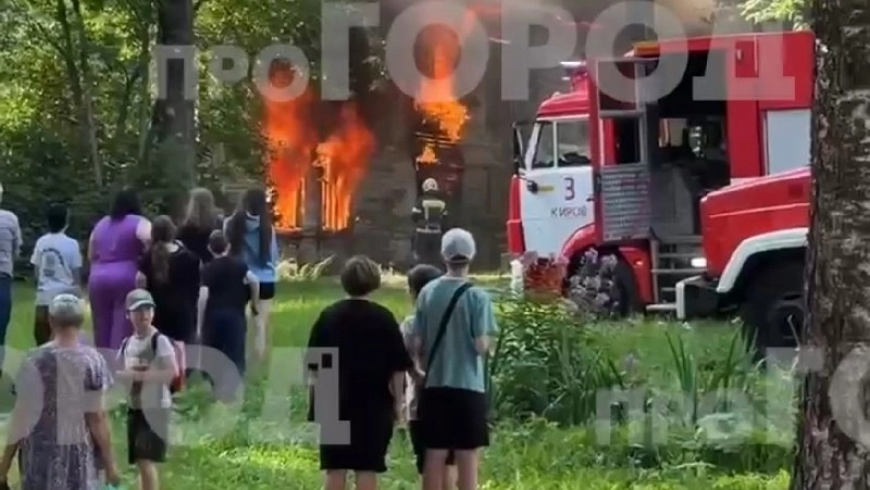 Двух человек спасли из горящего дома в центре Кирова