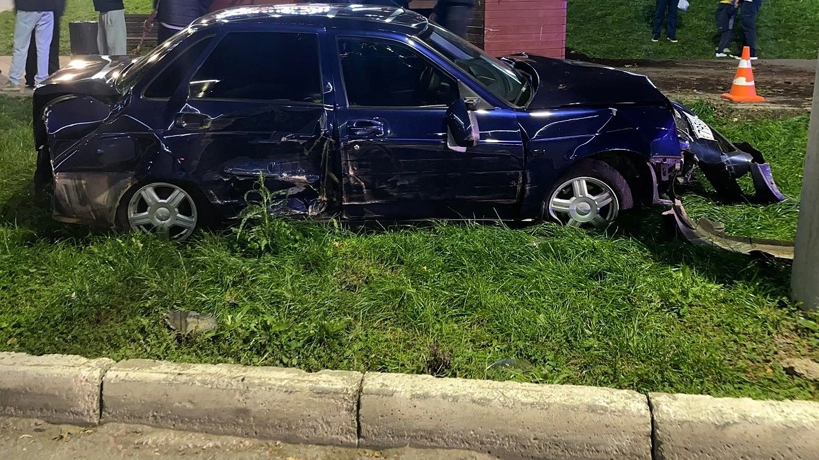 В Кирове водитель "Приоры" сбил цветочный контейнер: пострадали пешеходы