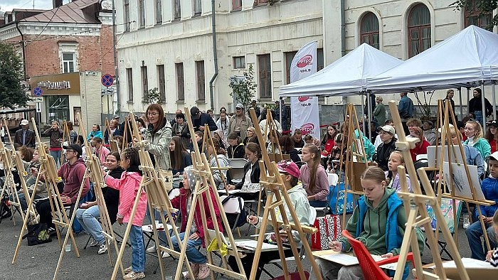 В Кирове состоялся художественный мастер-класс на улице