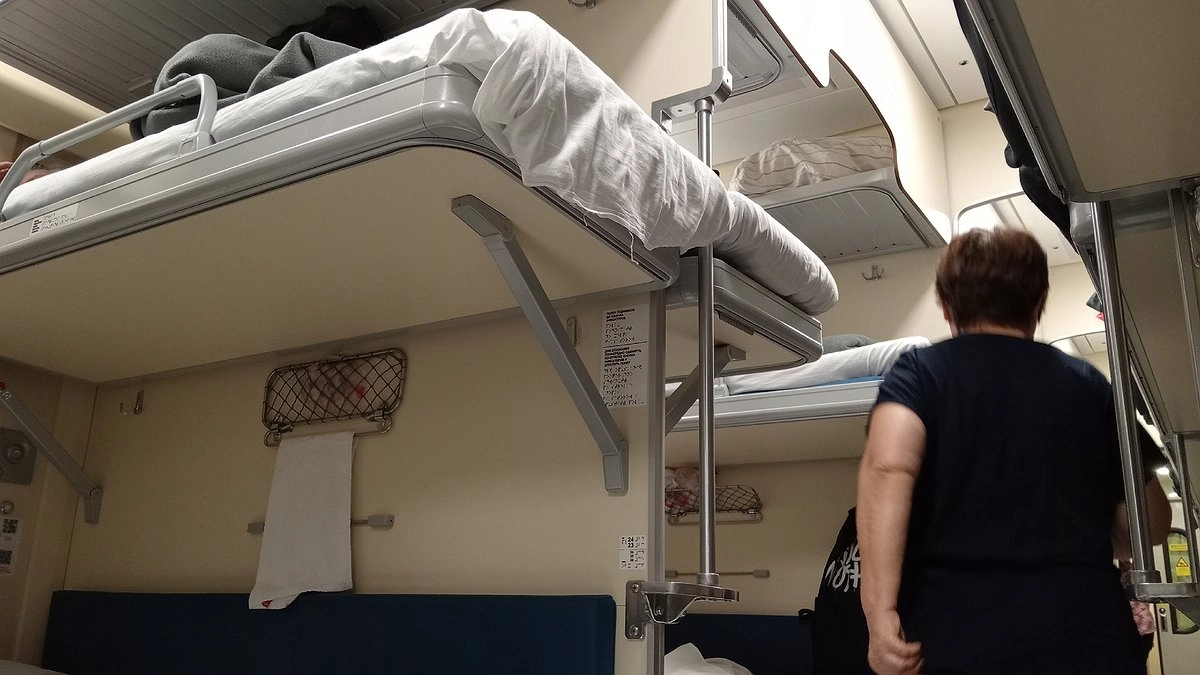 В поезде выяснилось: билет ещё не гарантирует место, особенно если рядом пассажир с опытом в «уступи, ты же молодая»