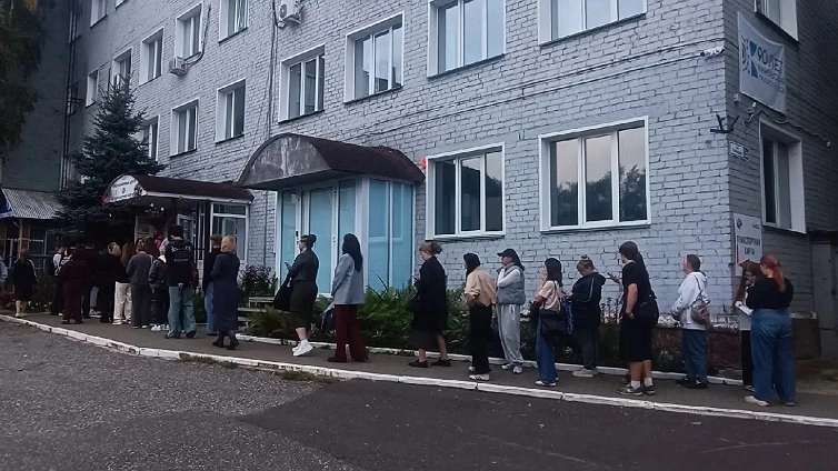 В Кирове растянулась очередь за транспортными картами для школьников