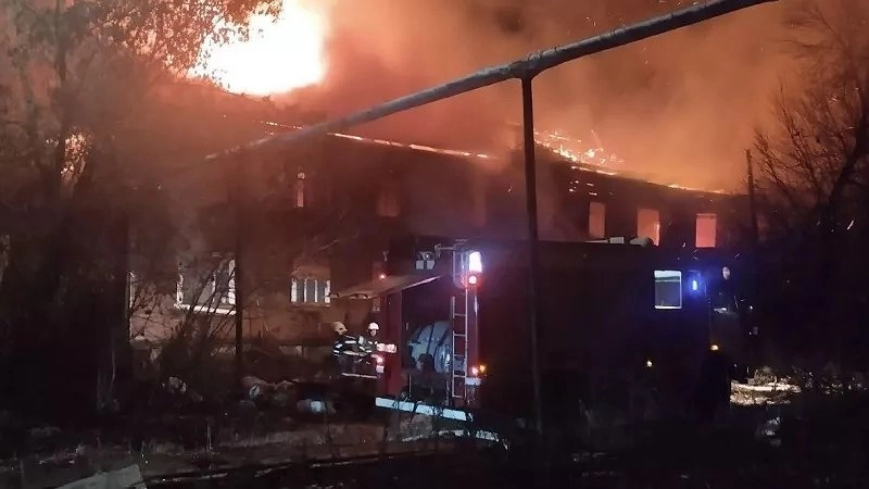 Главная картинка новости: Женщина госпитализирована: в Кирове спасатели вынесли двух человек из горящего заброшенного дома