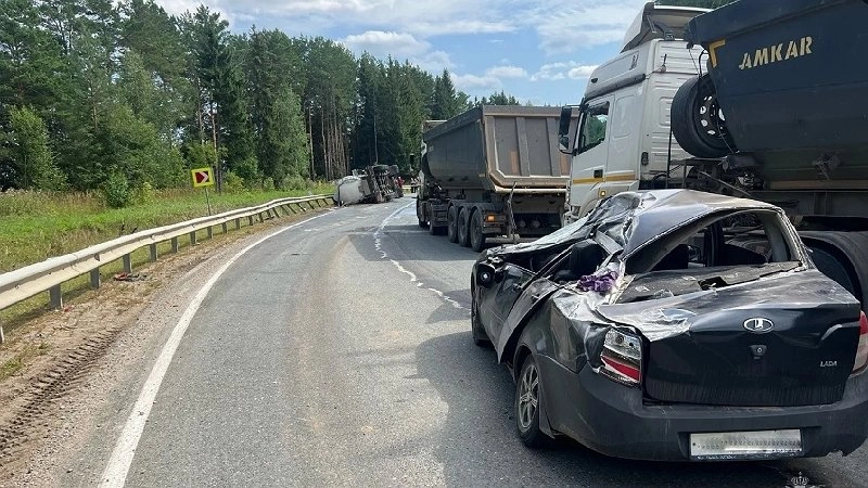 Вырезали из авто: девушку зажало в салоне после ДТП с молоковозом в Кировской области