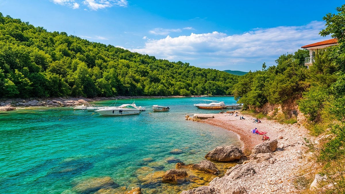 Без загранпаспорта, виз и космических цен: курорты, где мож­но снять дом у мо­ря недорого