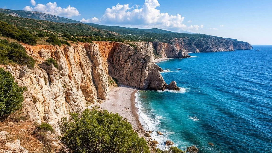 Абсолютно не то, чем кажется: переехали в Крым по совету друзей - через год сбежали. Теперь даже в отпуск сюда не поедем