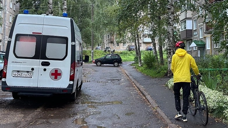 В Кирове пешеходы ломают пальцы на старых тротуарах