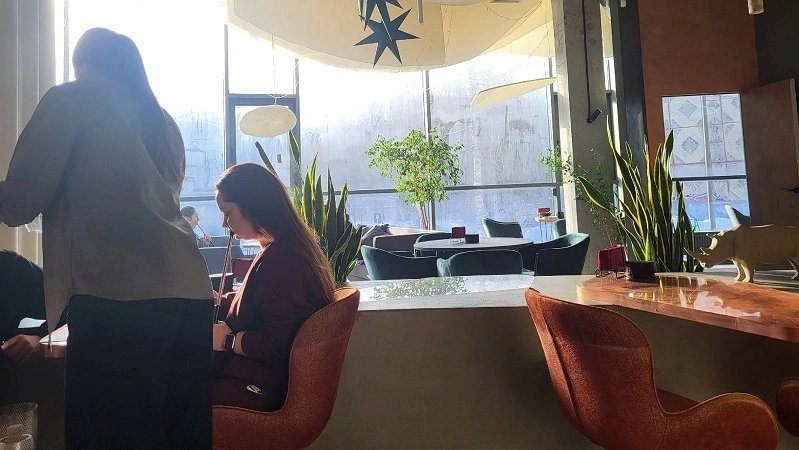 Главная картинка новости: В кафе на Орджоникидзе две кировчанки избили 30-летнюю гостью заведения