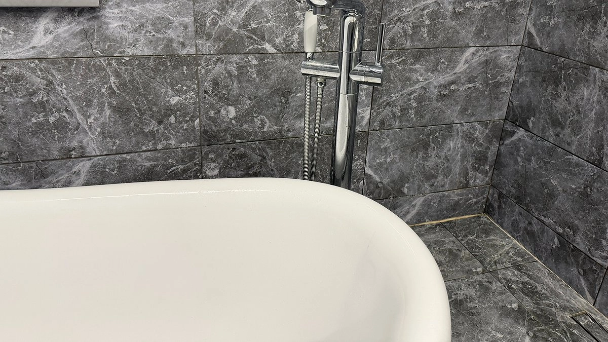 Вода исчезает за 1 минуту: что хитрые хозяйки стелят на пол в ванной комнате вместо коврика в 2026 году