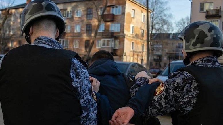 В центре Кирова случайно обнаружили объявленного в розыск парня 20 лет
